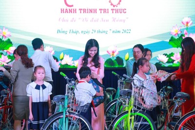 Hoa hậu Nguyễn Thanh Hà khởi hành những chuyến đi yêu thương