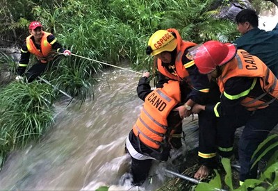 Quảng Nam: Giải cứu 23 học sinh mắc kẹt bên bờ suối khi đi dã ngoại