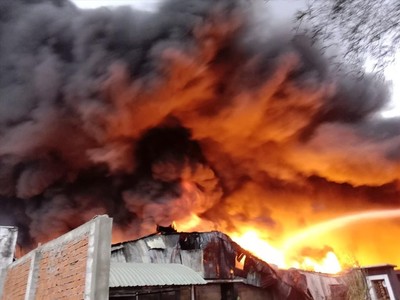 Cháy lớn tại xưởng sản xuất keo ở Long An
