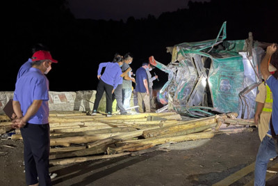 Thừa Thiên - Huế: Tai nạn thảm khốc khiến 4 người chết, 2 người bị thương
