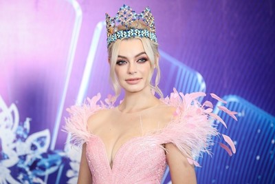 Miss World 2021 Karolina Bielawska khoe dáng với đầm hồng bồng bềnh
