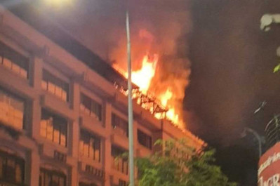 TP.HCM: Cháy lớn tại tòa nhà 5 tầng trên đường Đồng Khởi (Quận 1)