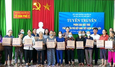 Hội LHPN tỉnh Hà Tĩnh tặng bếp đun tiết kiệm cho phụ nữ TP.Hà Tĩnh