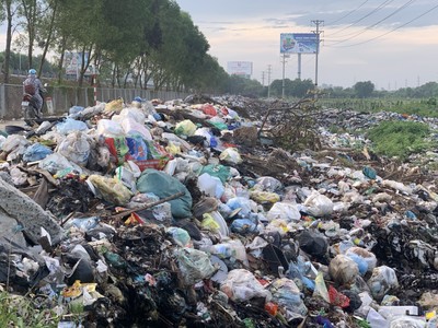 Bãi rác trải dài hàng trăm mét dọc cao tốc Hà Nội - Hải Phòng