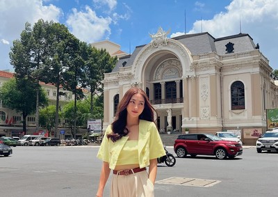Hoa hậu Lương Thùy Linh thả dáng trên đường phố cực chất