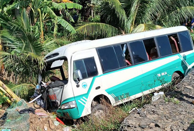 Phú Yên: Ô tô khách lao xuống ruộng, 9 người bị thương