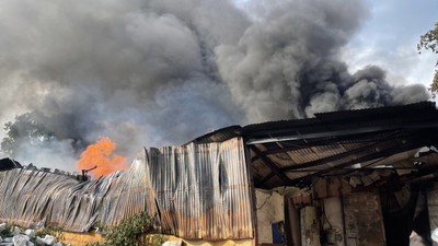 Gia Lâm: Cháy lớn bất ngờ bùng phát tại nhà xưởng rộng hơn 600m2