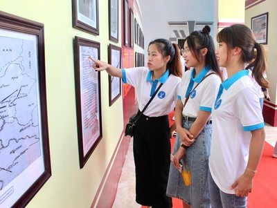 Triển lãm "105 năm Khởi nghĩa Thái Nguyên" trưng bày nhiều hình ảnh và tư liệu