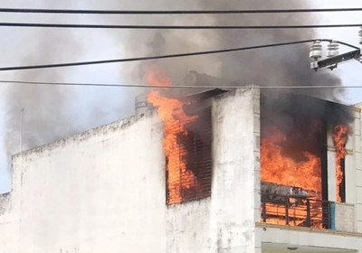 Người dân ôm tài sản chạy ra ngoài khi cháy nhà trong hẻm ở TP.HCM