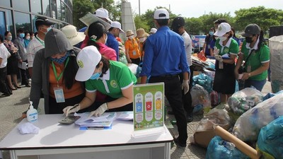 Công ty CP Môi trường Đô thị TP Đà Nẵng tổ chức Ngày hội đổi rác lấy quà