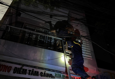 Đà Nẵng: Cảnh sát cứu 4 người mắc kẹt trong ngôi nhà 2 tầng bị cháy