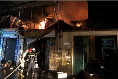 Hà Nội: Bốn căn nhà trên phố Lĩnh Nam bốc cháy lúc rạng sáng