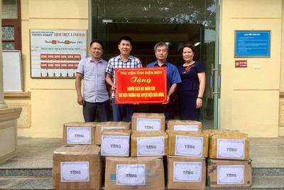 Điện Biên: Trao tặng 2000 bản sách cho trường học trên địa bàn huyện Điện Biên Đông