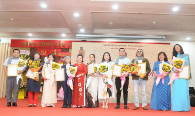 Hoa hậu H'Hen Niê trao tặng cho Bảo tàng Phụ nữ Nam Bộ kỷ vật chống dịch COVID-19