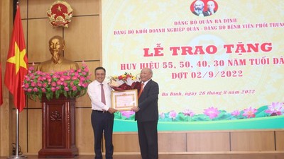 Đồng chí Nguyễn Quốc Triệu được trao Huy hiệu 50 năm tuổi Đảng