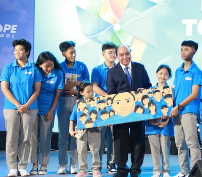 Chủ tịch nước Nguyễn Xuân Phúc dự Ngày hội tới trường cùng học sinh trường Hy Vọng