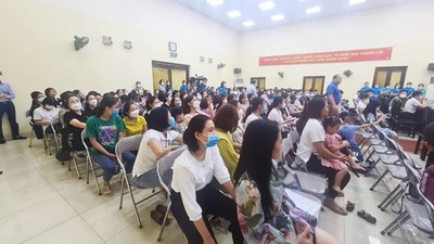 Hàng trăm phụ huynh đi bốc thăm vào trường mầm non công lập tại Hà Nội