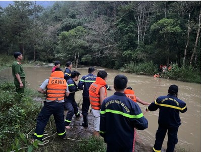 Giải cứu 10 thiếu niên bị nước lũ cô lập, mắc kẹt trong rừng ở Lâm Đồng