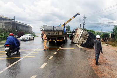 Lâm Đồng: Xe tải lật nhào đè chết 2 người phụ nữ trên quốc lộ 20