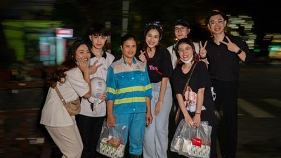 Hoa hậu Đỗ Thị Hà tặng quà cho những người vô gia cư, người dân lao động ở Hà Nội