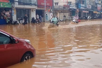 Thành phố Đà Lạt ngập trong biển nước do mưa lớn