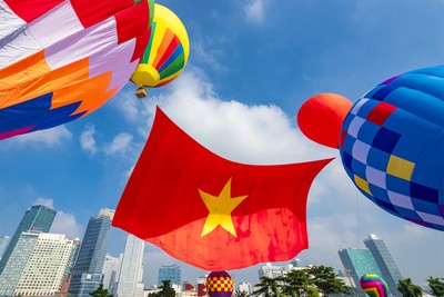 Lá cờ Việt Nam 1.800m2 bay trên bầu trời TP.HCM mừng Quốc khánh 2/9