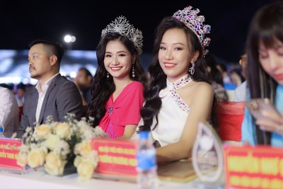 Hoa hậu Nguyễn Thanh Hà lan tỏa tình yêu Môi trường trong Lễ hội Sầu riêng