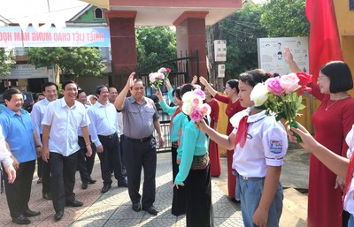 Phú Thọ: Thủ tướng Chính phủ thăm trường Tiểu học Yên Lập