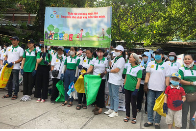 TP.Nha Trang (Khánh Hòa): hơn 100 phật tử tham gia nhặt rác tại chùa Long Sơn