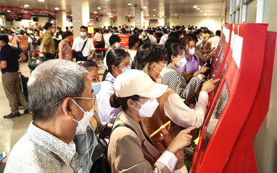 Ngày cuối nghỉ lễ 2/9, khách đổ về sân bay Tân Sơn Nhất tăng đột biến