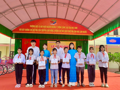Bắc Giang: Hội LHPN tỉnh tặng quà cho học sinh có hoàn cảnh khó khăn