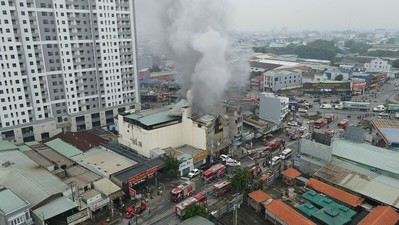 Bình Dương: Cháy quán karaoke, 12 người chết, nhiều người bị thương