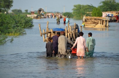 Lũ lụt tồi tệ, 30% lãnh thổ Pakistan chìm trong biển nước