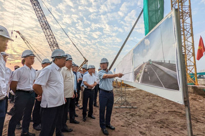 Chủ tịch UBND TP Hà Nội kiểm tra hai dự án giao thông trọng điểm