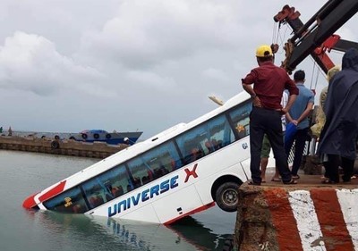 Phú Quốc: Xe khách 46 chỗ rơi xuống biển