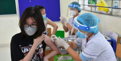 Hà Nội: Ký xác nhận 'Hộ chiếu vaccine' cho người dân