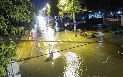Nhiều tuyến đường tại TP.HCM ngập, người dân vất vả về nhà trong mưa
