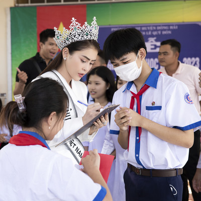 Hoa hậu Lý Kim Thảo trao học bổng cho học sinh nghèo vượt khó tại Bạc Liêu