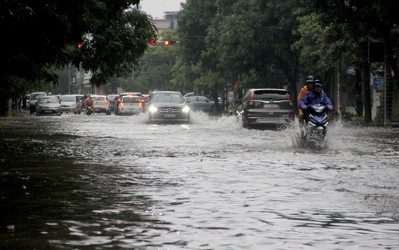 Nghệ An: Mưa lớn khiều tuyến đường ở Thành phố Vinh ngập nặng