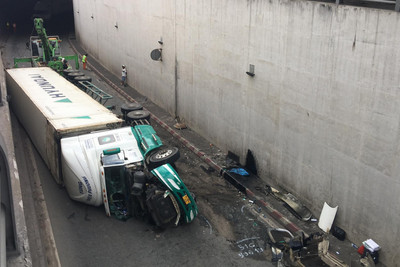 Lật xe container, gây ùn tắc nghiêm trọng trong hầm chui ngã tư Vũng Tàu