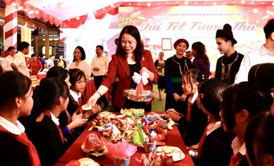 Yên Bái: Phó Chủ tịch nước Võ Thị Ánh Xuân vui Tết Trung thu với các cháu thiếu nhi