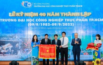 ĐH Công nghiệp Thực phẩm TP.HCM đón nhận Cờ thi đua của Chính phủ