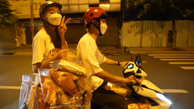 Hoa hậu Lương Thùy Linh tự tay làm bánh Trung Thu tặng người vô gia cư
