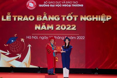 Hoa hậu Lương Thùy Linh nhận bằng tốt nghiệp xuất sắc tại ĐH Ngoại Thương