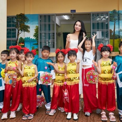 Lâm Thu Hồng mua đấu giá cặp lục bình đá ngọc để gây quỹ ủng hộ trẻ em nghèo hiếu học