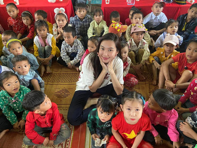 Hoa hậu Thùy Tiên đội mưa, trao hàng trăm suất quà đến trẻ vùng cao