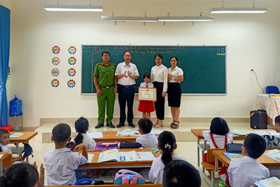 Quảng Ninh: Học sinh lớp 3 nhặt được ví tiền, trả lại cho người đánh rơi