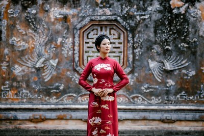 Hoa hậu Ngọc Hân mang nét đẹp hoài cổ khi diện áo dài, ghé thăm Đại Nội Huế