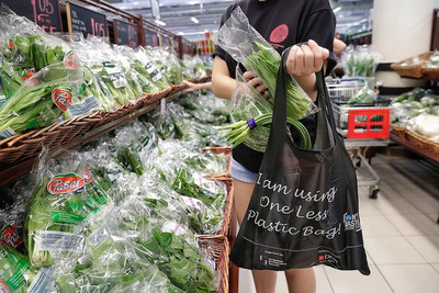 Người tiêu dùng tại TP.HCM hưởng ứng "Ngày không túi nilon" tại siêu thị Tops Market An Phú