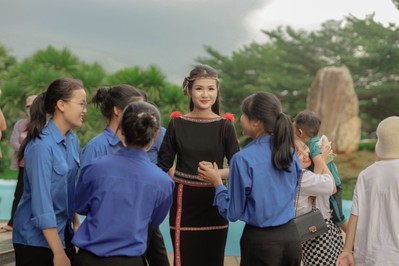 Hoa hậu Nguyễn Thanh Hà và ký ức đẹp rạng ngời về một Lễ hội Sầu riêng